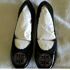 New in box Tory Burch Caroline Black Patent Flats